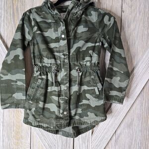 Old Navy Girls Camo Utility Jacket with Hood – Size M (8)